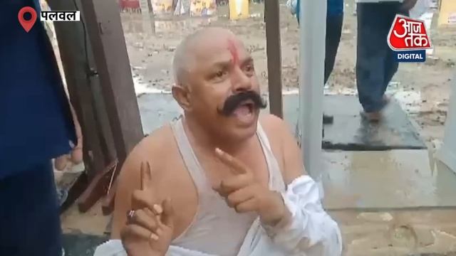 BJP Leader Beaten Up: CM Manohar Lal Khattar के कार्यक्रम में हो गई BJP नेता की सरेआम पिटाई смотреть онлайн