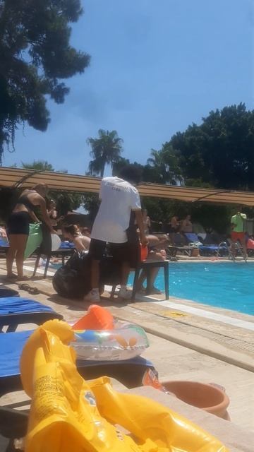 Transatlantik Hotel бельбиди Аниматоры развлекают. Лопни попой шарик. смотреть онлайн