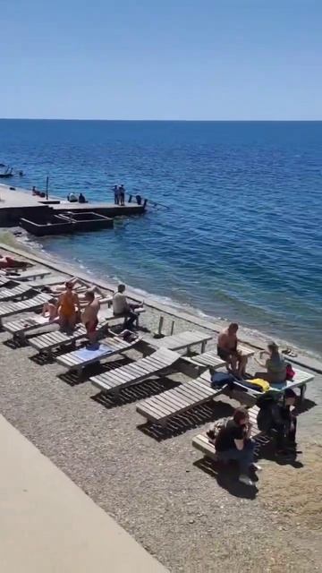 #Анапа. Жара на малой бухте! Народ уже вовсю купается и загорает! смотреть онлайн