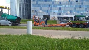 Не смог уехать сам после стройки? Погрузка асфальтоукладчика на лафет.