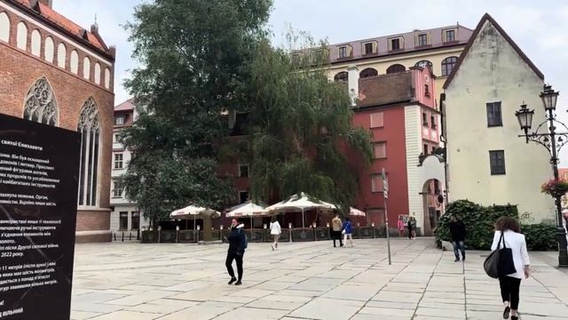 Мер, небольшого провинциального городка. Вернувшись с обеда, застыл увидев в своем кабинете ... смотреть онлайн