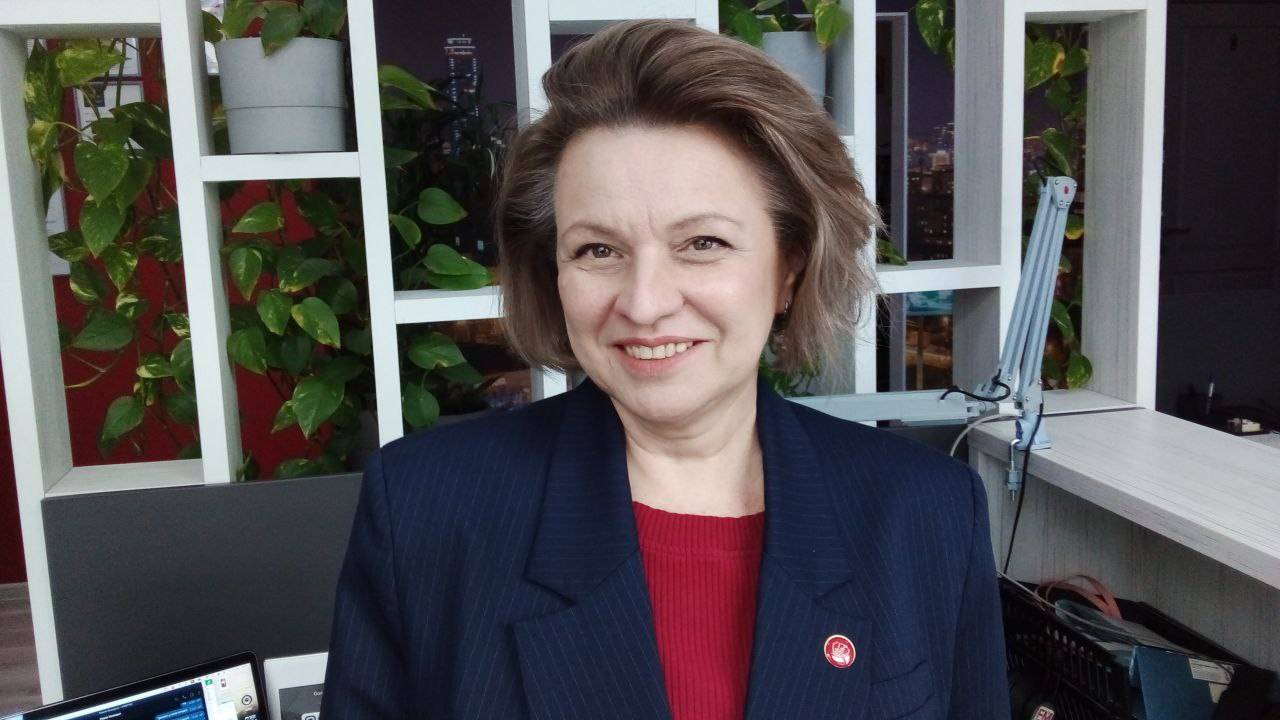 Брачный договор лучше обсуждать вдвоем! А дарение сейчас без нотариуса не оформить.