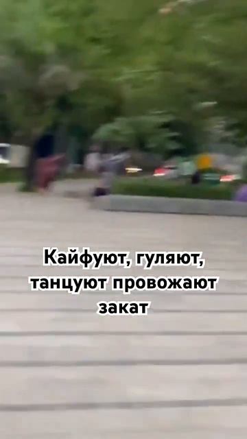 Кайфуют, гуляют, танцуют провожают закат #хайнань #sanya смотреть онлайн