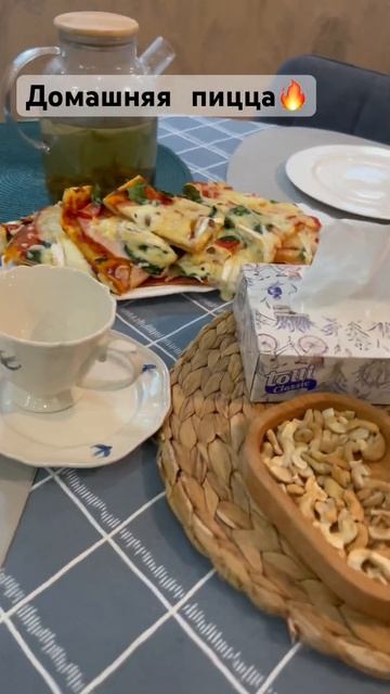 Конда захотелось пиццы, она ещё горячая 🔥🔥🔥 #едимдома #сервировкастола #пицца смотреть онлайн