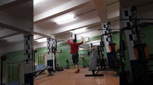 классно танцует парень