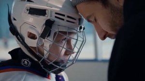 Директор уволил официантку за то, что она обслужила бомжа вместо богачей. Ответ сироты шокировал.