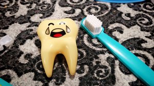 играем в стоматолога, лечим игрушечные зубы