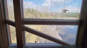 Раздвижной портал с видом на водохранилище как архитектура дышит природой