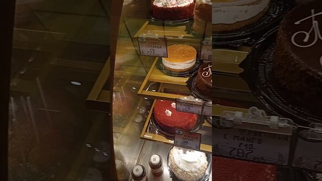 Рай для сладкоежек: большой выбор тортов и пирожных в кондитерской Яблонька