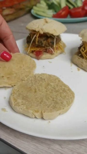 Веганский бургер! 🍔🌿 #shorts смотреть онлайн