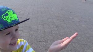 Видео про машинки для детей - Макс катается на тракторе и машинках для детей