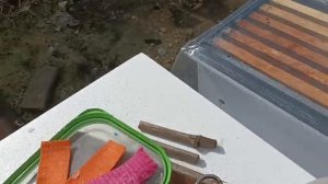 Целлюлозные салфетки от клеща Вароа.
второе видео установка в улей.