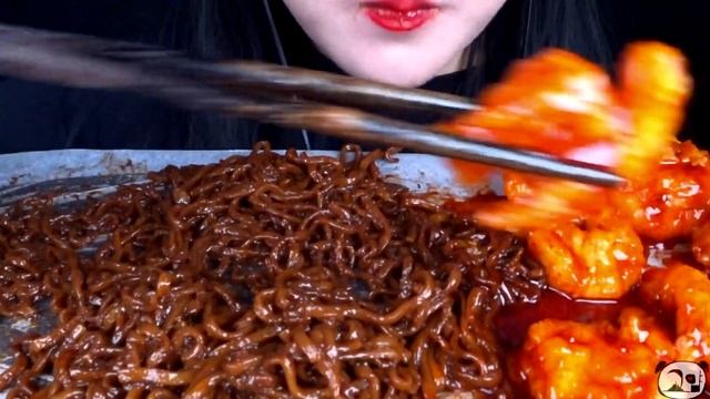 ASMR SPICY BLACK BEAN NOODLES, SPICY SHRIMP/불닭 치즈 짜파게티, 불닭 칠리새우 먹방MUKBANG/EATING SOUNDS смотреть онлайн