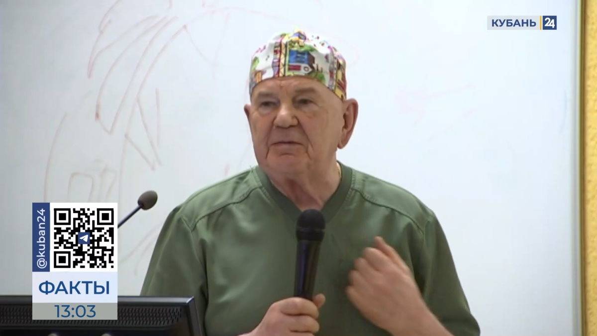 Анна Минькова поздравила главврача ККБ № 1 Владимира Порханова с 78-летием