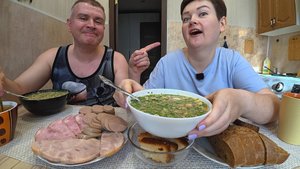 Мукбанг Вован меня СТЕСНЯЕТСЯ, ВОРЧИТ на меня запрещает мне снимать ЕГО! Семейный обед в России