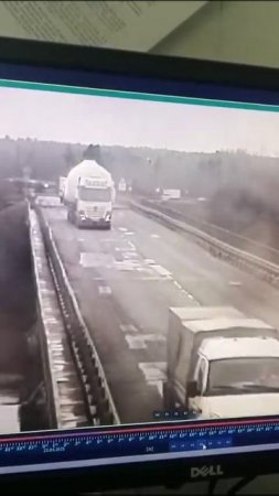 Из-за двух огромных грузовиков в Кировской области провалился мост