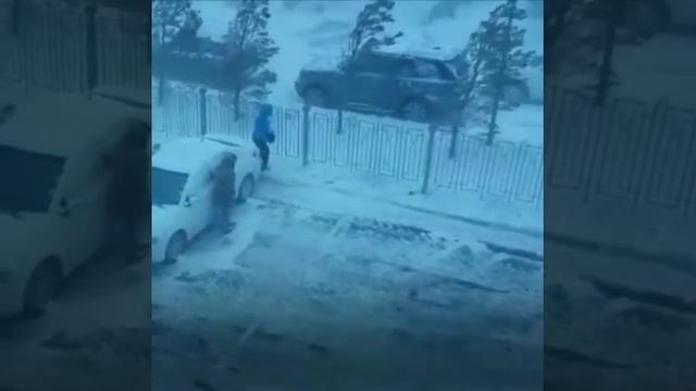 В АСТАНЕ 2 ЧЕЛОВЕКА ЗАМЕРЛИ НА МЕСТЕ!!! смотреть онлайн