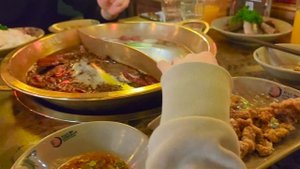 Варим свою еду сами в китайском ресторане Хого.