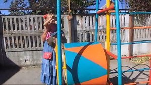 Наська играет на детской площадке!!!