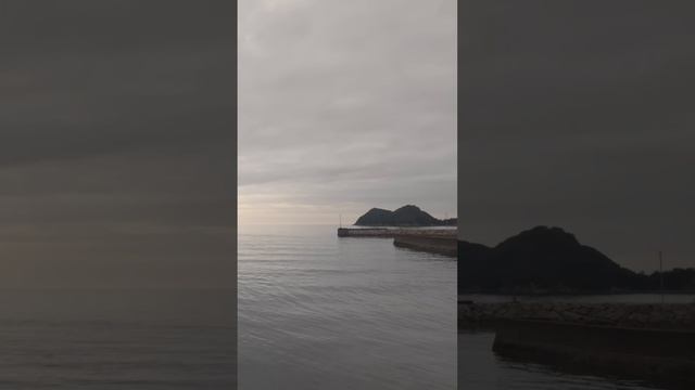 Утренняя прогулка по городку Клифсайд Харбор перед поездкой на пароме. Шодошима, Япония. 4К