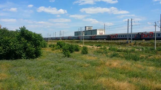 ЭП1-196 с поездом в 22 вагона вышел со станции Ремонтная смотреть онлайн
