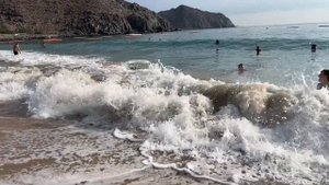 Большие волны на пляже Oceanic Khorfakkan Resort & Spa