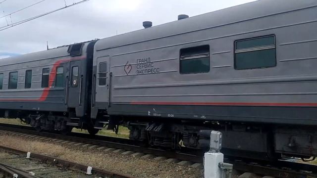 В ПАСМУРНОМ ДНЕ! ВЛ10-1834 ПРОСЛЕДУЕТ К СТАНЦИИ ЕВПАТОРИЯ КУРОРТ С ПОЕЗДОМ СПБ-ЕВПАТОРИЯ! (КЖД 2024 смотреть онлайн