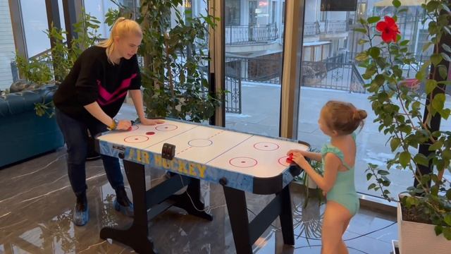 Купаемся и бесимся в БАССЕЙНЕ🔥ВЫРЫВАЕМ ЗУБ 😅🦷🦷🦷ШОК!УЖАС!НЕТ🤣ЧТО дальше?! 😳 смотреть онлайн