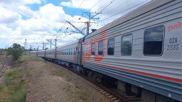 Зелёный ВЛ10-1443 с поездом №179А СПБ-Евпатория выезжает со станции Евпатория-Товарная! [МАЙ КЖД] смотреть онлайн