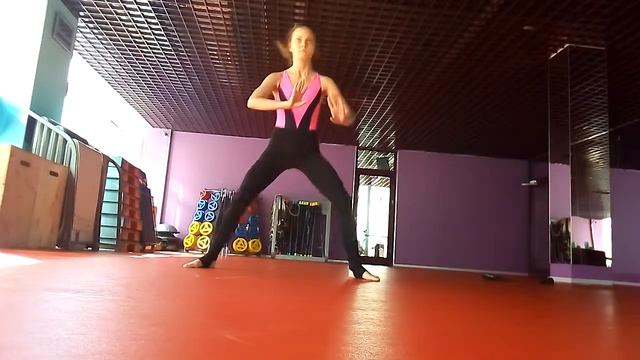 Девушка очень прикольно танцует. girl dances cool смотреть онлайн