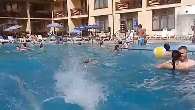 Замедленный прыжок в бассейн смотреть онлайн