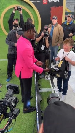 Travis Hunter wearing pink
