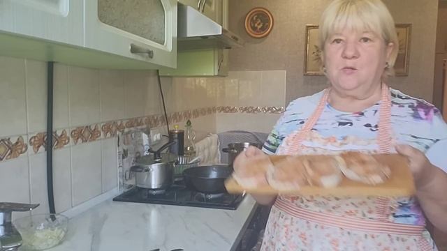 Беляши. Мясо под сырной шубкой. Борщ зеленый. Компот. смотреть онлайн