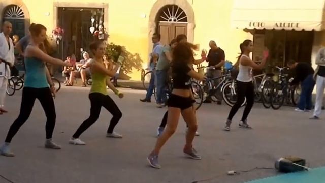 Zumba "Bella" - Maitre Gim - AntoNella смотреть онлайн