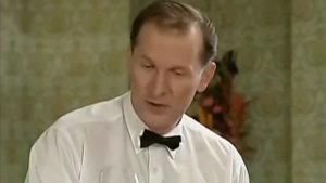 6 кадров. Красивая девушка в ресторане