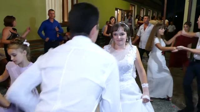 А Я ОБІЙМУ, ТЕБЕ ОБІЙМУ - УКРАЇНСЬКА ПІСНЯ смотреть онлайн