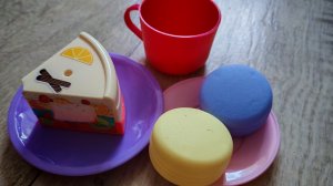 играем в детскую посудку, готовим из игрушечных продуктов и играем