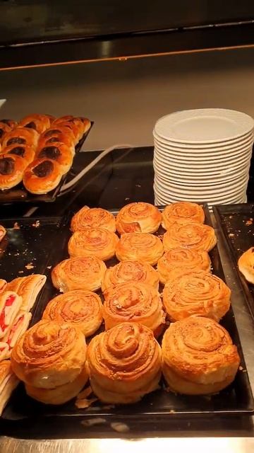 Выпечка и невкусные круасаны в IC HOTELS SANTAI смотреть онлайн