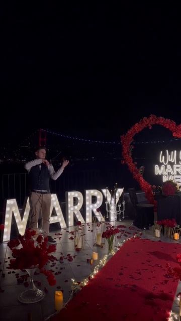 Предложение руки и сердца под живую музыку на скрипке в Стамбуле #свидание #музыкант #стамбул смотреть онлайн