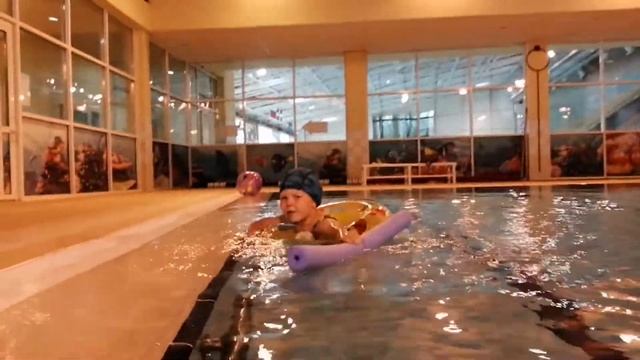 Купание в бассейне. Гидромассажный бассейн. Греемся в саунах. Настины выходные. смотреть онлайн
