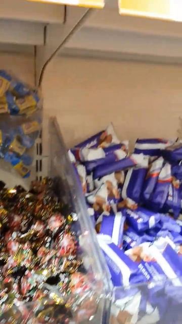 Разница в цене твикс в упаковке и на развес #твикс #конфеты #макси #магазин