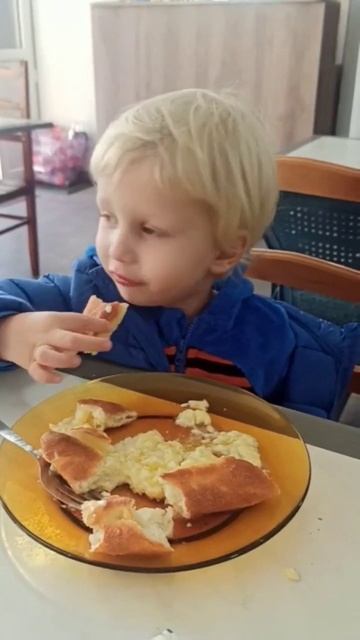 Мы снова в Батуми, кушаем хачипури. #грузия #малыш #батуми #путешествие #pusiklife смотреть онлайн