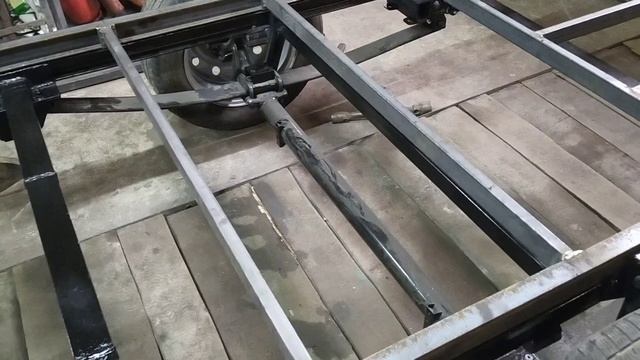 Легковий прицеп самосвал своїми руками частина #7,пофарбував раму,зварка кузова,бортів. смотреть онлайн