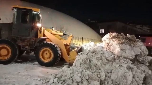 Более 2,3 тыс. дорожных рабочих вышли на уборку снега в Астане