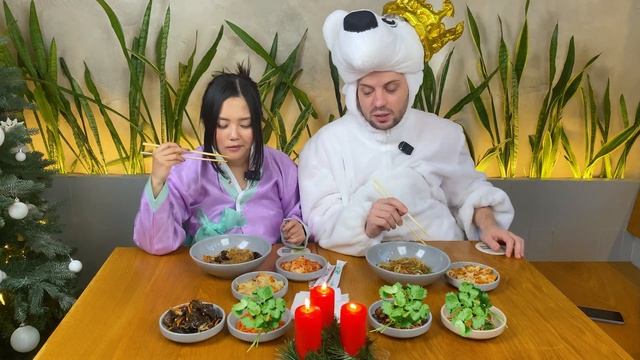 Люди пробуют корейские блюда на новогодний стол 🇰🇷❄️ смотреть онлайн