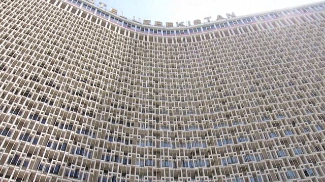 29.04.2023. Узбекистан. Ташкент. Фонтан близ центрального входа в отель Узбекистан смотреть онлайн