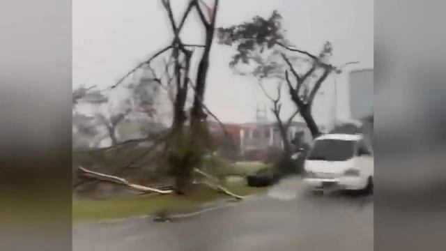 Asia kneels before the wrath of nature! Wind blows off the roofs in Jakarta, Indonesia смотреть онлайн