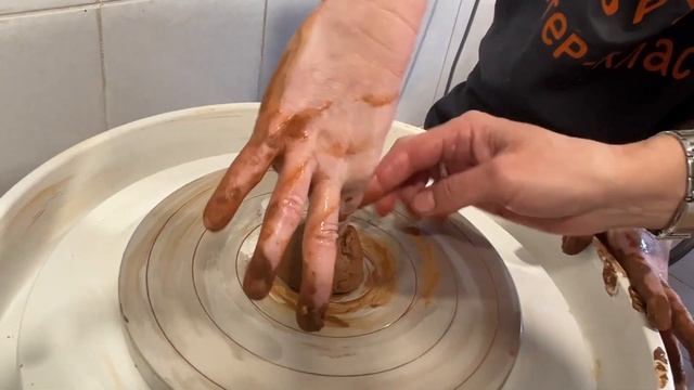 Людмила Крутицкая преподаёт гончарное дело в Доме социального обслуживания «Уютный дом» смотреть онлайн