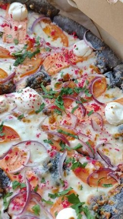 Пицца с чернилами каракатицы и икрой масаго 🍕🍕🍕 #пицца #досуг #непп #еда #вкусно