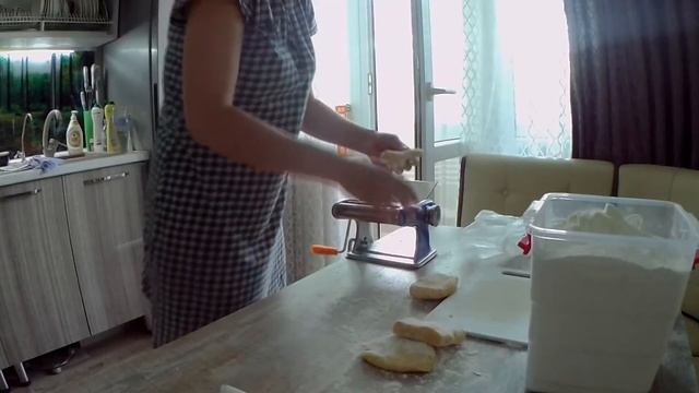 [35] Катаем лапшу, моя помощница лапше-резка  / Не забываем подписываться на наш канал